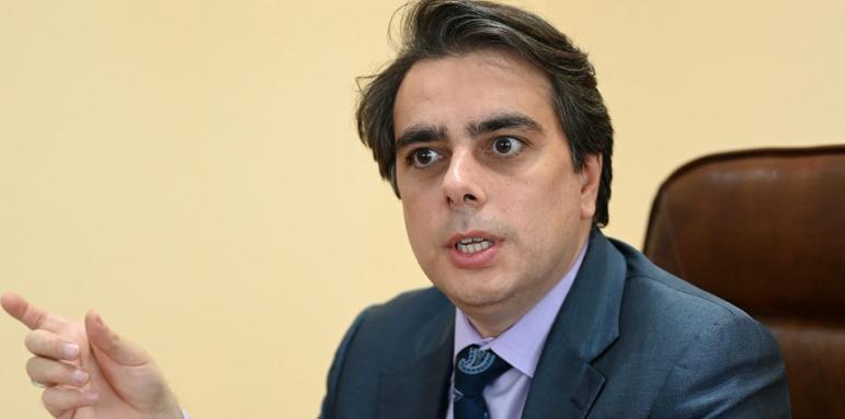 Има ли драма? Асен Василев извънредно за бензина и зърното